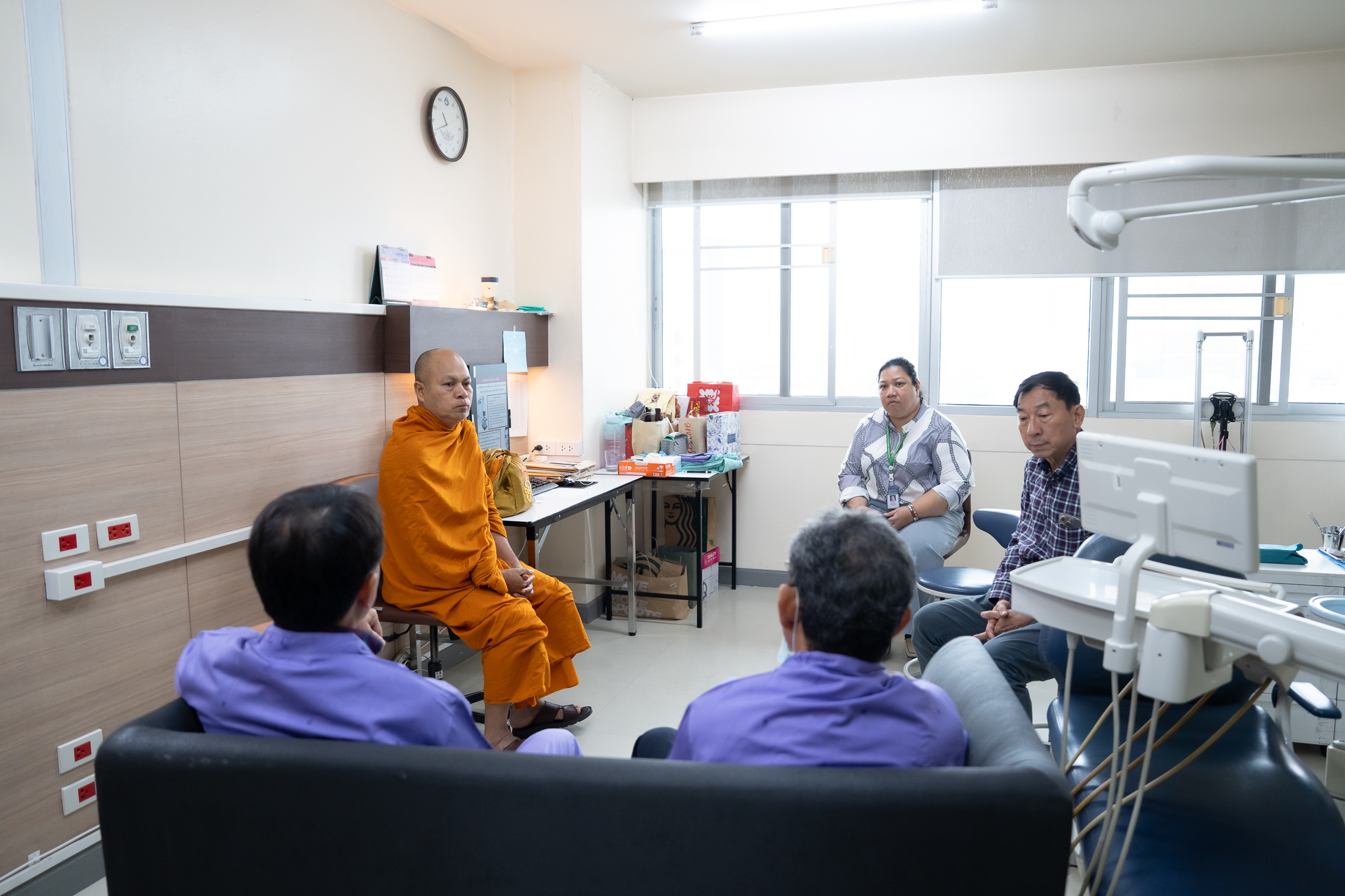 ฝ่ายทันตกรรม โรงพยาบาลรามาธิบดี ถวายเพลแด่พระราชโพธิวิเทศวัชรสุธี เจ้าอาวาสวัดไทยลุมพินี ฝ่ายทันตกรรม โรงพยาบาลรามาธิบดี ถวายเพลแด่พระราชโพธิวิเทศวัชรสุธี เจ้าอาวาสวัดไทยลุมพินี