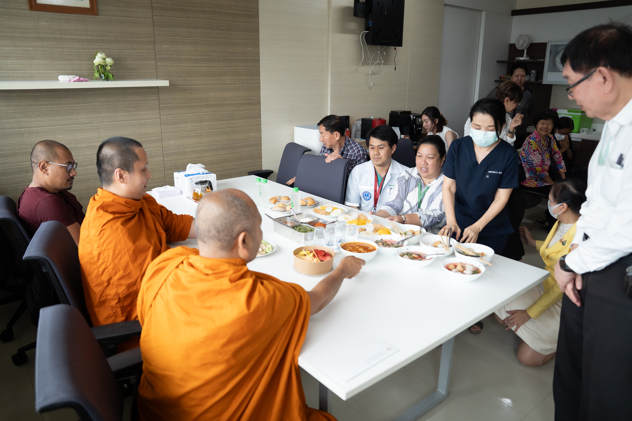 ฝ่ายทันตกรรม โรงพยาบาลรามาธิบดี ถวายเพลแด่พระราชโพธิวิเทศวัชรสุธี เจ้าอาวาสวัดไทยลุมพินี ฝ่ายทันตกรรม โรงพยาบาลรามาธิบดี ถวายเพลแด่พระราชโพธิวิเทศวัชรสุธี เจ้าอาวาสวัดไทยลุมพินี