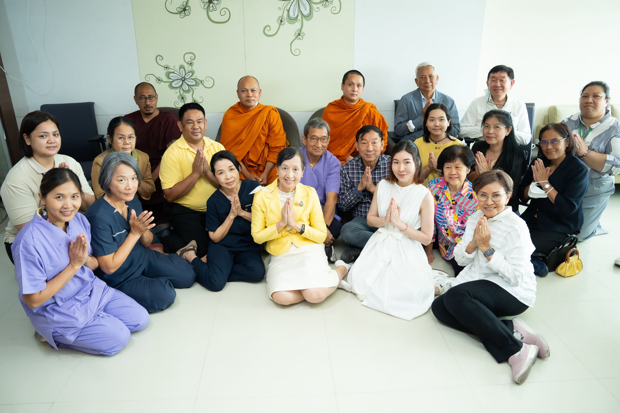 ฝ่ายทันตกรรม โรงพยาบาลรามาธิบดี ถวายเพลแด่พระราชโพธิวิเทศวัชรสุธี เจ้าอาวาสวัดไทยลุมพินี ฝ่ายทันตกรรม โรงพยาบาลรามาธิบดี ถวายเพลแด่พระราชโพธิวิเทศวัชรสุธี เจ้าอาวาสวัดไทยลุมพินี