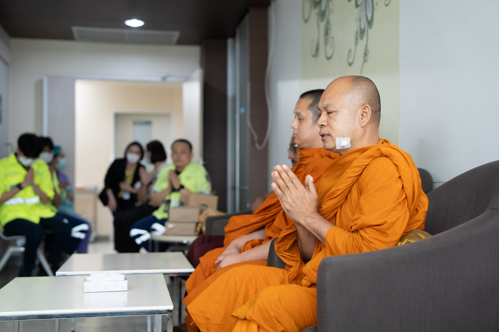 ฝ่ายทันตกรรม โรงพยาบาลรามาธิบดี ถวายเพลแด่พระราชโพธิวิเทศวัชรสุธี เจ้าอาวาสวัดไทยลุมพินี ฝ่ายทันตกรรม โรงพยาบาลรามาธิบดี ถวายเพลแด่พระราชโพธิวิเทศวัชรสุธี เจ้าอาวาสวัดไทยลุมพินี