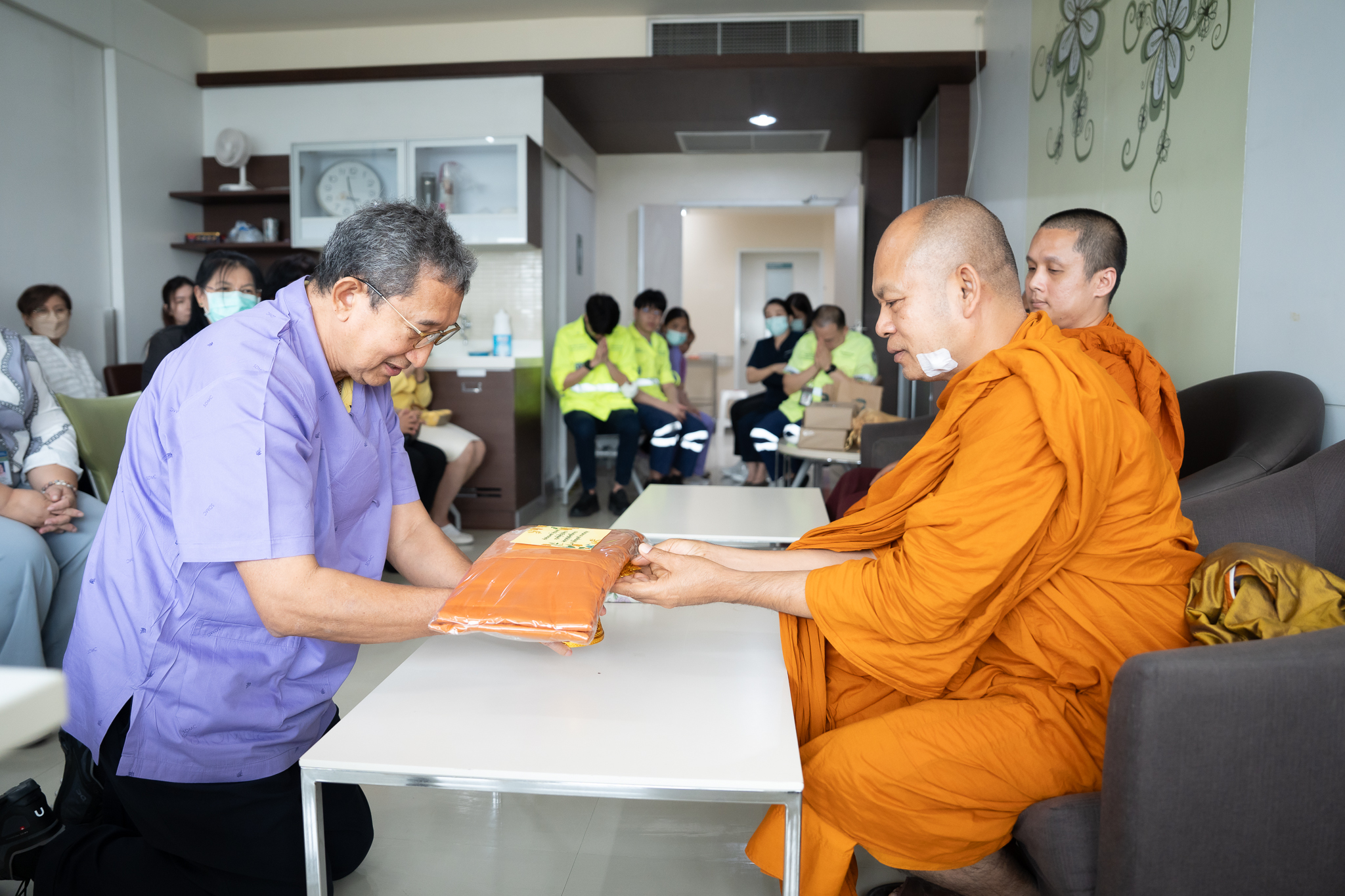 ฝ่ายทันตกรรม โรงพยาบาลรามาธิบดี ถวายเพลแด่พระราชโพธิวิเทศวัชรสุธี เจ้าอาวาสวัดไทยลุมพินี ฝ่ายทันตกรรม โรงพยาบาลรามาธิบดี ถวายเพลแด่พระราชโพธิวิเทศวัชรสุธี เจ้าอาวาสวัดไทยลุมพินี
