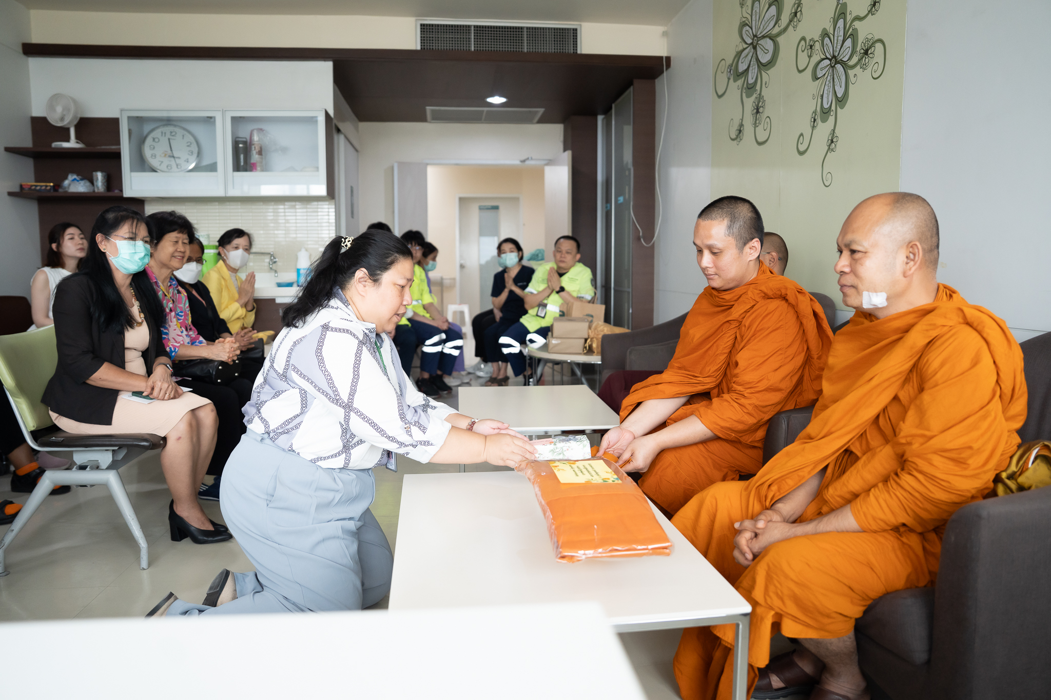 ฝ่ายทันตกรรม โรงพยาบาลรามาธิบดี ถวายเพลแด่พระราชโพธิวิเทศวัชรสุธี เจ้าอาวาสวัดไทยลุมพินี ฝ่ายทันตกรรม โรงพยาบาลรามาธิบดี ถวายเพลแด่พระราชโพธิวิเทศวัชรสุธี เจ้าอาวาสวัดไทยลุมพินี