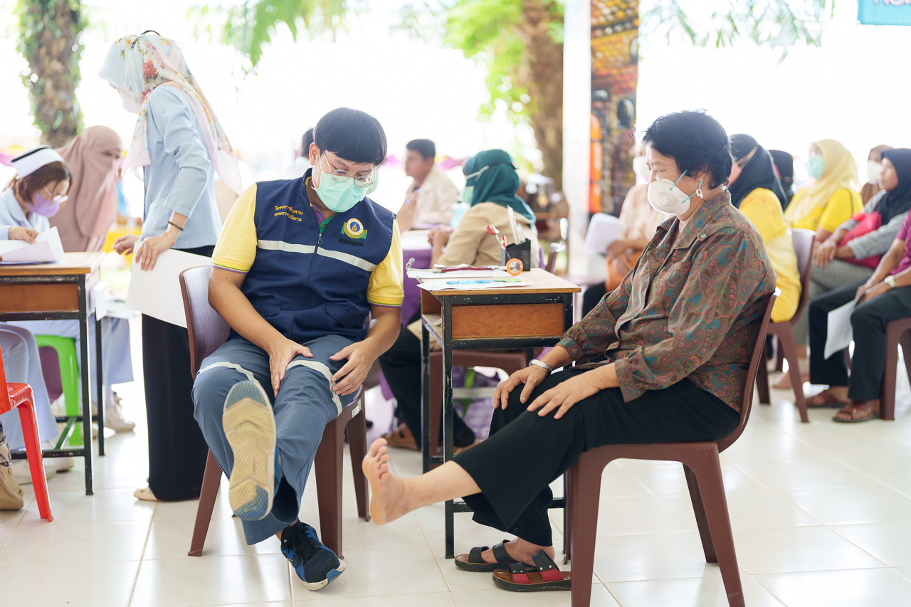 คณะแพทยศาสตร์โรงพยาบาลรามาธิบดี มหาวิทยาลัยมหิดล ร่วมกับ สำนักงานองคมนตรี ออกหน่วยแพทย์เคลื่อนที่ ในโครงการ “สืบสานพระราชปณิธาน” ครั้งที่ 18 ณ โรงเรียนกำแพงวิทยา ถนนละงู-ทุ่งหว้า ตำบลกำแพง อำเภอละงู จังหวัดสตูล คณะแพทยศาสตร์โรงพยาบาลรามาธิบดี มหาวิทยาลัยมหิดล ร่วมกับ สำนักงานองคมนตรี ออกหน่วยแพทย์เคลื่อนที่ ในโครงการ “สืบสานพระราชปณิธาน” ครั้งที่ 18 ณ โรงเรียนกำแพงวิทยา ถนนละงู-ทุ่งหว้า ตำบลกำแพง อำเภอละงู จังหวัดสตูล