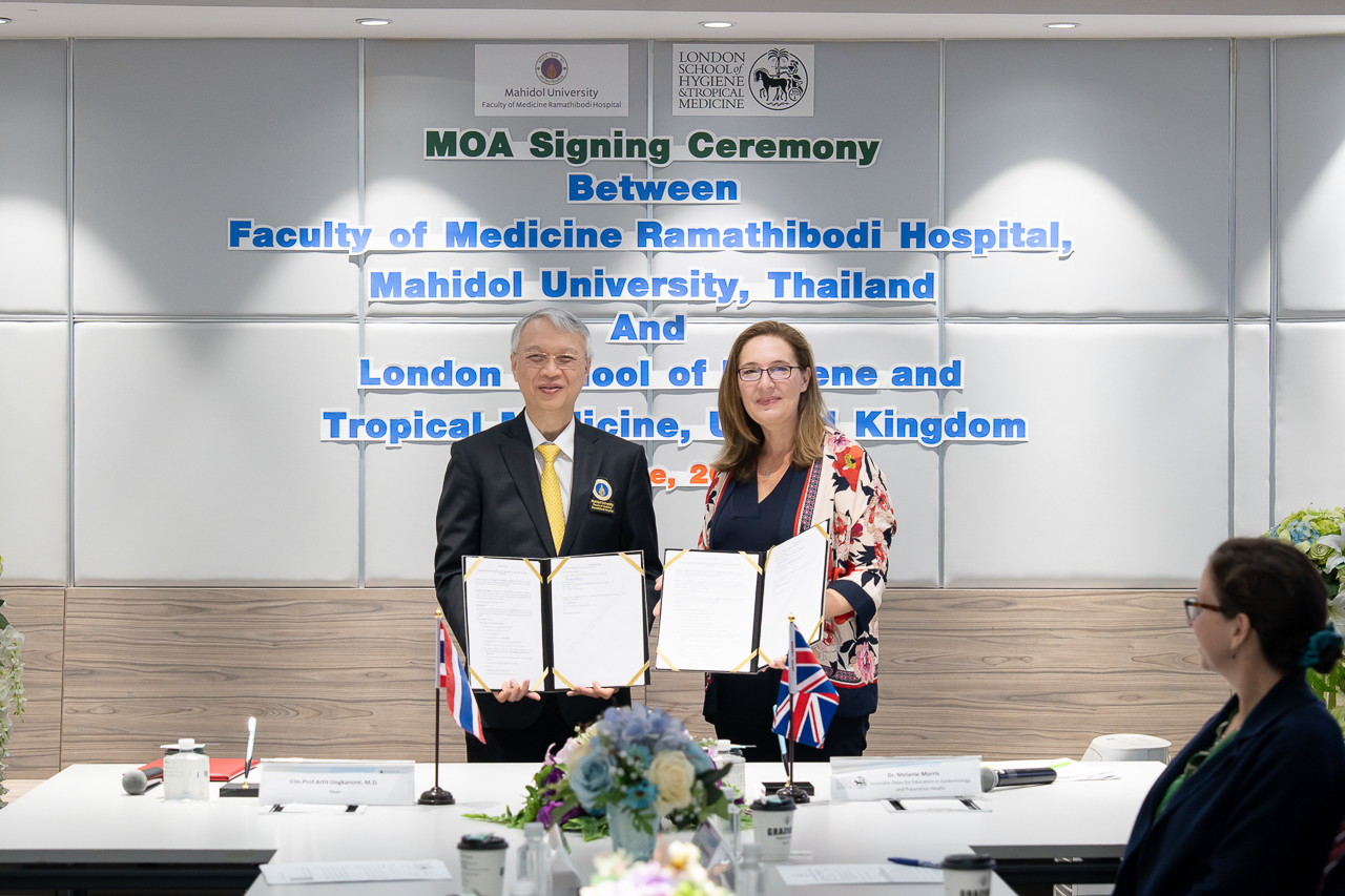 พิธีลงนามบันทึกข้อตกลงความร่วมมือ (Memorandum of Agreement (MOA)) กับ London School of Hygiene and Tropical Medicine (LSHTM) ประเทศอังกฤษ พิธีลงนามบันทึกข้อตกลงความร่วมมือ (Memorandum of Agreement (MOA)) กับ London School of Hygiene and Tropical Medicine (LSHTM) ประเทศอังกฤษ