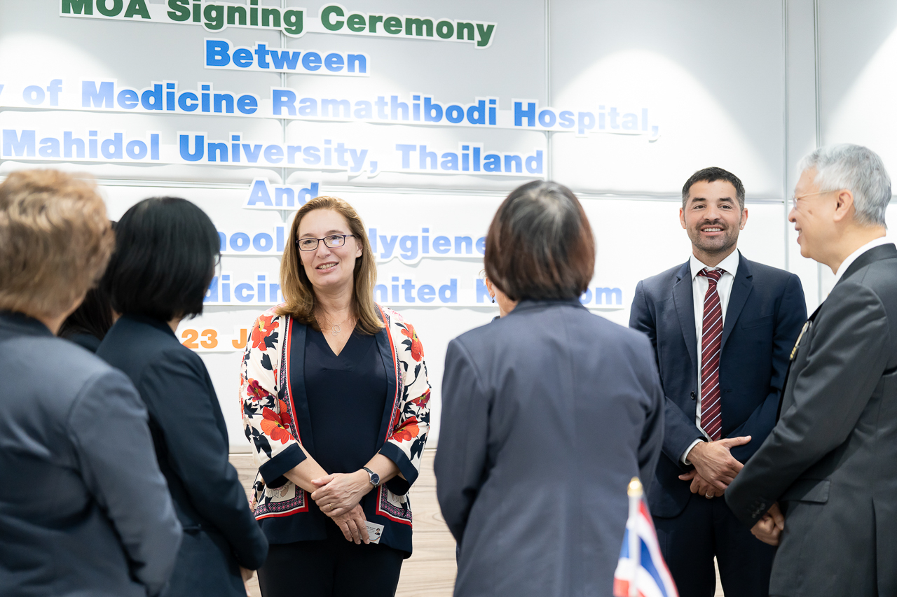 พิธีลงนามบันทึกข้อตกลงความร่วมมือ (Memorandum of Agreement (MOA)) กับ London School of Hygiene and Tropical Medicine (LSHTM) ประเทศอังกฤษ พิธีลงนามบันทึกข้อตกลงความร่วมมือ (Memorandum of Agreement (MOA)) กับ London School of Hygiene and Tropical Medicine (LSHTM) ประเทศอังกฤษ