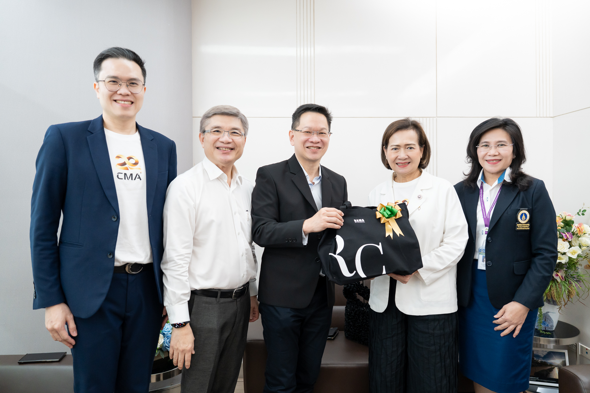 คณะกรรมการอำนวยการ สถาบันวิทยาการตลาดทุน (วตท.) เข้าเยี่ยมและมอบเงินบริจาคแก่มูลนิธิรามาธิบดีฯ คณะกรรมการอำนวยการ สถาบันวิทยาการตลาดทุน (วตท.) เข้าเยี่ยมและมอบเงินบริจาคแก่มูลนิธิรามาธิบดีฯ