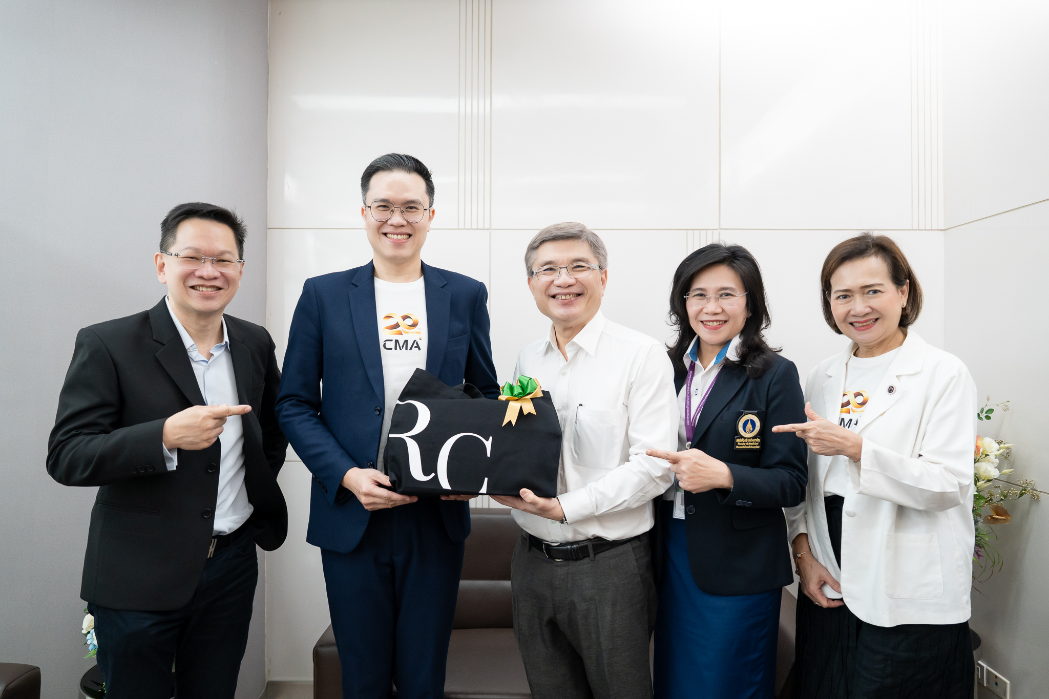 คณะกรรมการอำนวยการ สถาบันวิทยาการตลาดทุน (วตท.) เข้าเยี่ยมและมอบเงินบริจาคแก่มูลนิธิรามาธิบดีฯ คณะกรรมการอำนวยการ สถาบันวิทยาการตลาดทุน (วตท.) เข้าเยี่ยมและมอบเงินบริจาคแก่มูลนิธิรามาธิบดีฯ