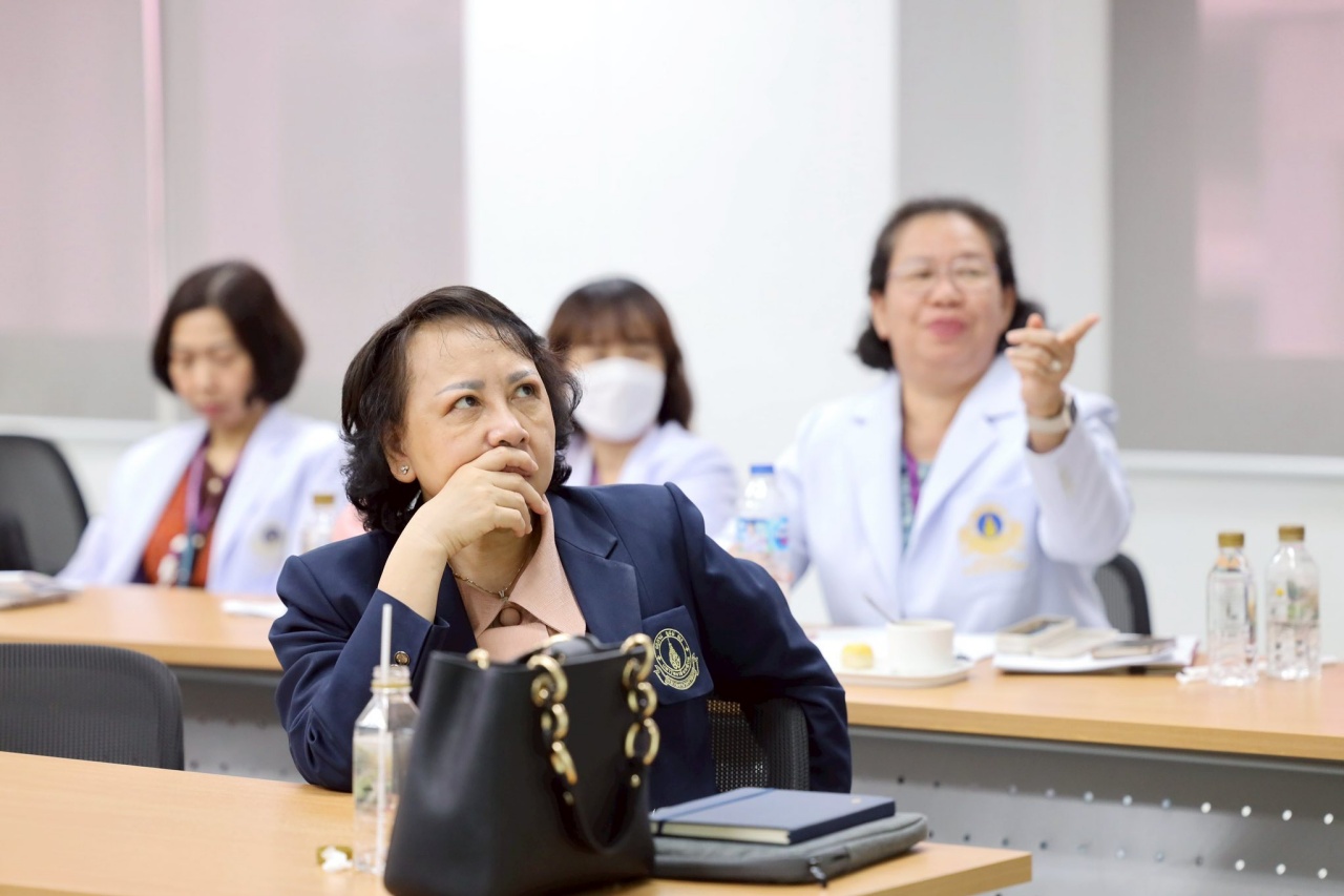 หลักสูตรปรัชญาดุษฎีบัณฑิต สาขาวิชาพยาบาลศาสตร์ (หลักสูตรนานาชาติ) โครงการร่วมคณะแพทยศาสตร์โรงพยาบาลรามาธิบดี และคณะพยาบาลศาสตร์ มหาวิทยาลัยมหิดล จัดโครงการประชุมสัมมนาเพื่อพัฒนาการจัดการเรียนการสอน ประจำปีการศึกษา 2568 หลักสูตรปรัชญาดุษฎีบัณฑิต สาขาวิชาพยาบาลศาสตร์ (หลักสูตรนานาชาติ) โครงการร่วมคณะแพทยศาสตร์โรงพยาบาลรามาธิบดี และคณะพยาบาลศาสตร์ มหาวิทยาลัยมหิดล จัดโครงการประชุมสัมมนาเพื่อพัฒนาการจัดการเรียนการสอน ประจำปีการศึกษา 2568