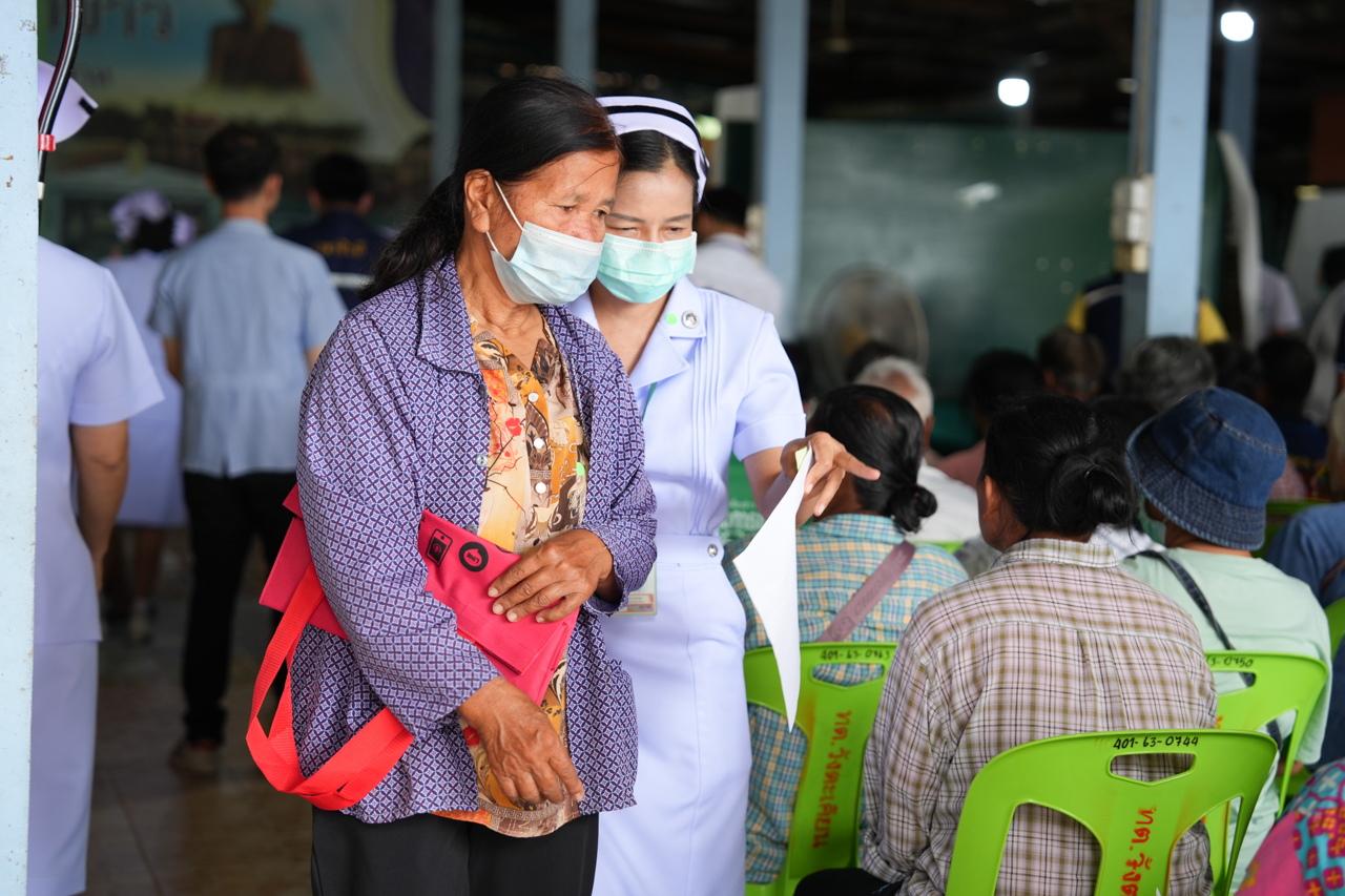 คณะแพทยศาสตร์โรงพยาบาลรามาธิบดี มหาวิทยาลัยมหิดล ร่วมกับ สำนักงานองคมนตรี ออกหน่วยแพทย์เคลื่อนที่ ในโครงการ “สืบสานพระราชปณิธาน” ครั้งที่ 19 ณ โรงเรียนวัดวังน้ำขาว อำเภอหนองมะโมง จังหวัดชัยนาท คณะแพทยศาสตร์โรงพยาบาลรามาธิบดี มหาวิทยาลัยมหิดล ร่วมกับ สำนักงานองคมนตรี ออกหน่วยแพทย์เคลื่อนที่ ในโครงการ “สืบสานพระราชปณิธาน” ครั้งที่ 19 ณ โรงเรียนวัดวังน้ำขาว อำเภอหนองมะโมง จังหวัดชัยนาท