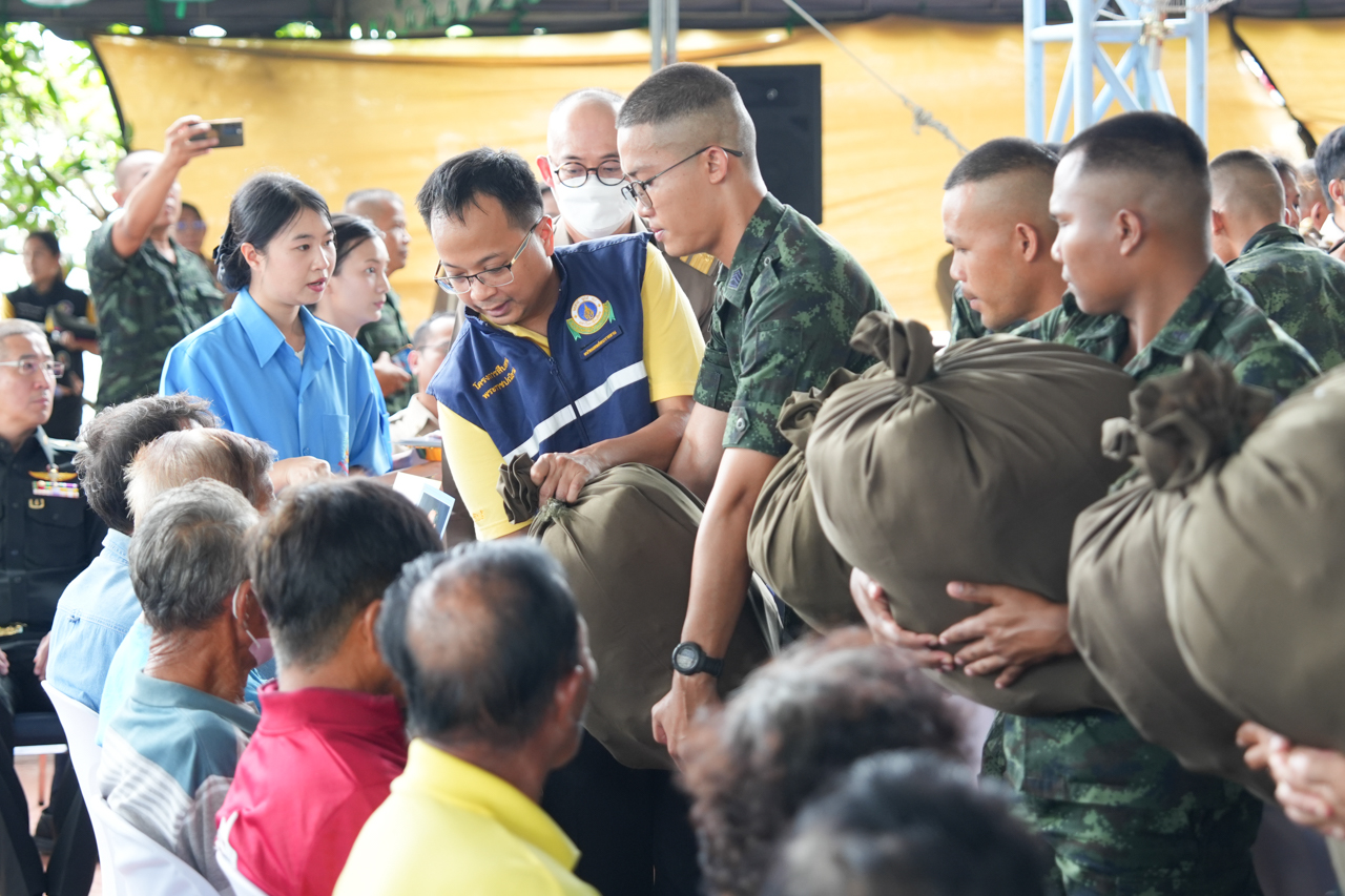 คณะแพทยศาสตร์โรงพยาบาลรามาธิบดี มหาวิทยาลัยมหิดล ร่วมกับ สำนักงานองคมนตรี ออกหน่วยแพทย์เคลื่อนที่ ในโครงการ “สืบสานพระราชปณิธาน” ครั้งที่ 19 ณ โรงเรียนวัดวังน้ำขาว อำเภอหนองมะโมง จังหวัดชัยนาท คณะแพทยศาสตร์โรงพยาบาลรามาธิบดี มหาวิทยาลัยมหิดล ร่วมกับ สำนักงานองคมนตรี ออกหน่วยแพทย์เคลื่อนที่ ในโครงการ “สืบสานพระราชปณิธาน” ครั้งที่ 19 ณ โรงเรียนวัดวังน้ำขาว อำเภอหนองมะโมง จังหวัดชัยนาท