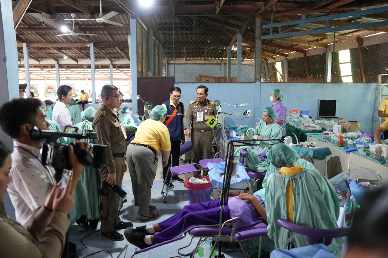 คณะแพทยศาสตร์โรงพยาบาลรามาธิบดี มหาวิทยาลัยมหิดล ร่วมกับ สำนักงานองคมนตรี ออกหน่วยแพทย์เคลื่อนที่ ในโครงการ “สืบสานพระราชปณิธาน” ครั้งที่ 19 ณ โรงเรียนวัดวังน้ำขาว อำเภอหนองมะโมง จังหวัดชัยนาท คณะแพทยศาสตร์โรงพยาบาลรามาธิบดี มหาวิทยาลัยมหิดล ร่วมกับ สำนักงานองคมนตรี ออกหน่วยแพทย์เคลื่อนที่ ในโครงการ “สืบสานพระราชปณิธาน” ครั้งที่ 19 ณ โรงเรียนวัดวังน้ำขาว อำเภอหนองมะโมง จังหวัดชัยนาท