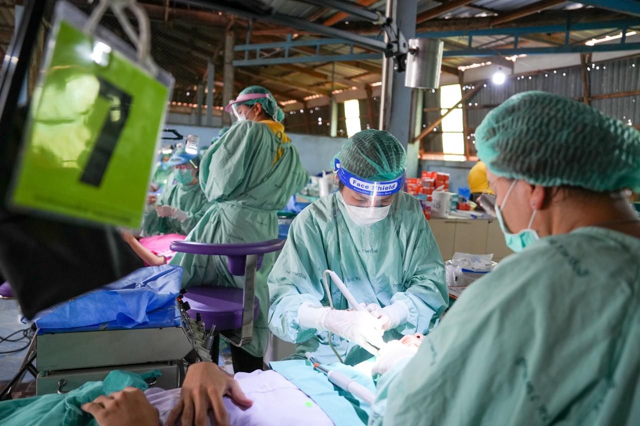 คณะแพทยศาสตร์โรงพยาบาลรามาธิบดี มหาวิทยาลัยมหิดล ร่วมกับ สำนักงานองคมนตรี ออกหน่วยแพทย์เคลื่อนที่ ในโครงการ “สืบสานพระราชปณิธาน” ครั้งที่ 19 ณ โรงเรียนวัดวังน้ำขาว อำเภอหนองมะโมง จังหวัดชัยนาท คณะแพทยศาสตร์โรงพยาบาลรามาธิบดี มหาวิทยาลัยมหิดล ร่วมกับ สำนักงานองคมนตรี ออกหน่วยแพทย์เคลื่อนที่ ในโครงการ “สืบสานพระราชปณิธาน” ครั้งที่ 19 ณ โรงเรียนวัดวังน้ำขาว อำเภอหนองมะโมง จังหวัดชัยนาท