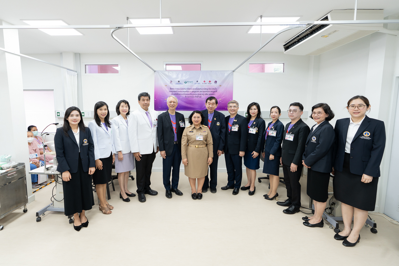 สมเด็จพระกนิษฐาธิราชเจ้า กรมสมเด็จพระเทพรัตนราชสุดา ฯ สยามบรมราชกุมารี เสด็จพระราชดำเนินไปอาคารเจ้าฟ้ามหาจักรีสิรินธร โรงพยาบาลอุทัยธานี อำเภอเมือง จังหวัดอุทัยธานี ทอดพระเนตรการดำเนินงานโครงการเฉลิมพระเกียรติฯ