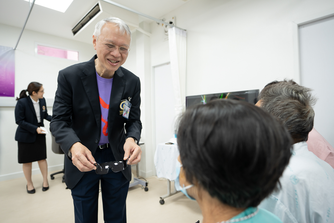 สมเด็จพระกนิษฐาธิราชเจ้า กรมสมเด็จพระเทพรัตนราชสุดา ฯ สยามบรมราชกุมารี เสด็จพระราชดำเนินไปอาคารเจ้าฟ้ามหาจักรีสิรินธร โรงพยาบาลอุทัยธานี อำเภอเมือง จังหวัดอุทัยธานี ทอดพระเนตรการดำเนินงานโครงการเฉลิมพระเกียรติฯ