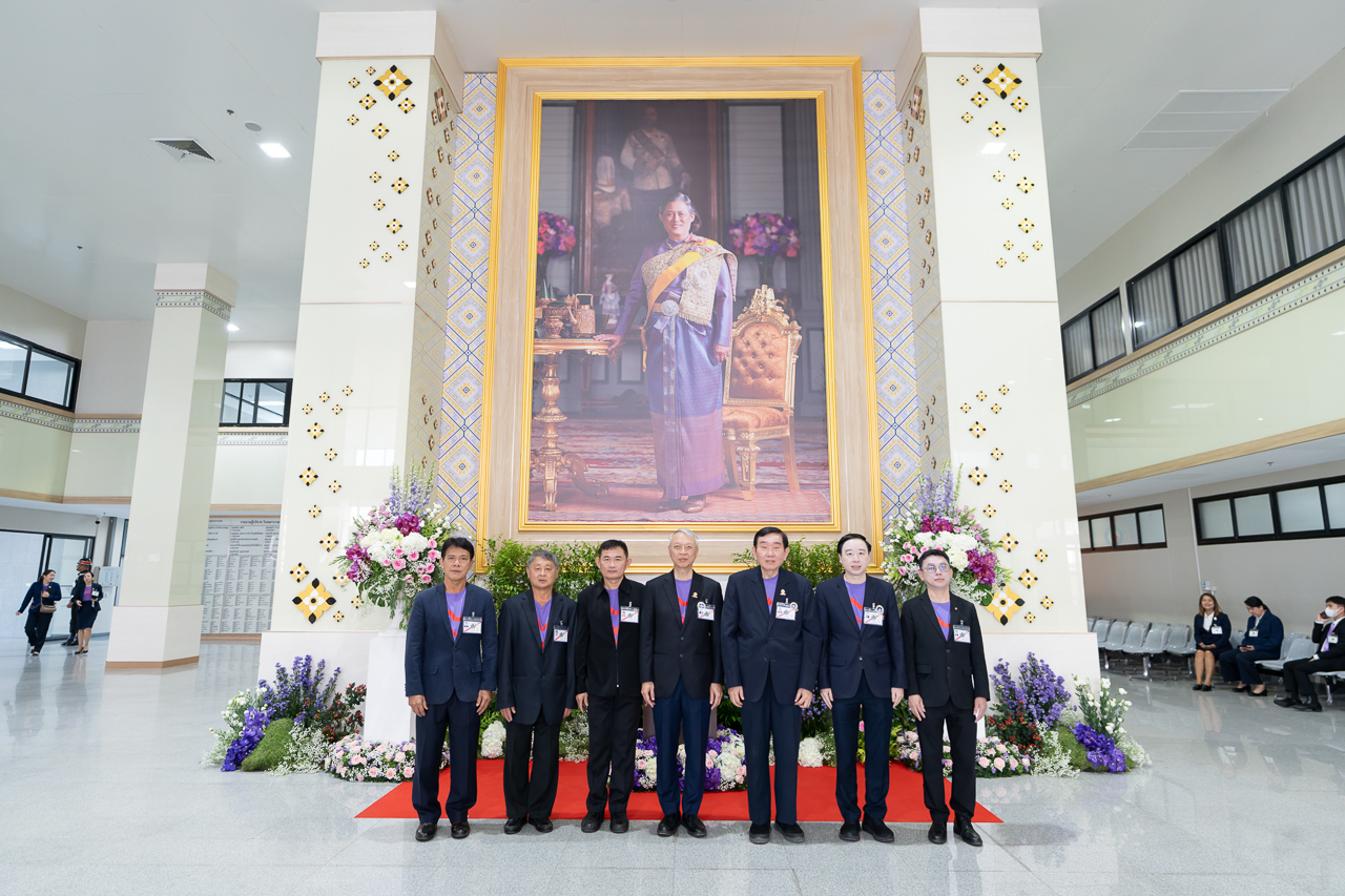 สมเด็จพระกนิษฐาธิราชเจ้า กรมสมเด็จพระเทพรัตนราชสุดา ฯ สยามบรมราชกุมารี เสด็จพระราชดำเนินไปอาคารเจ้าฟ้ามหาจักรีสิรินธร โรงพยาบาลอุทัยธานี อำเภอเมือง จังหวัดอุทัยธานี ทอดพระเนตรการดำเนินงานโครงการเฉลิมพระเกียรติฯ