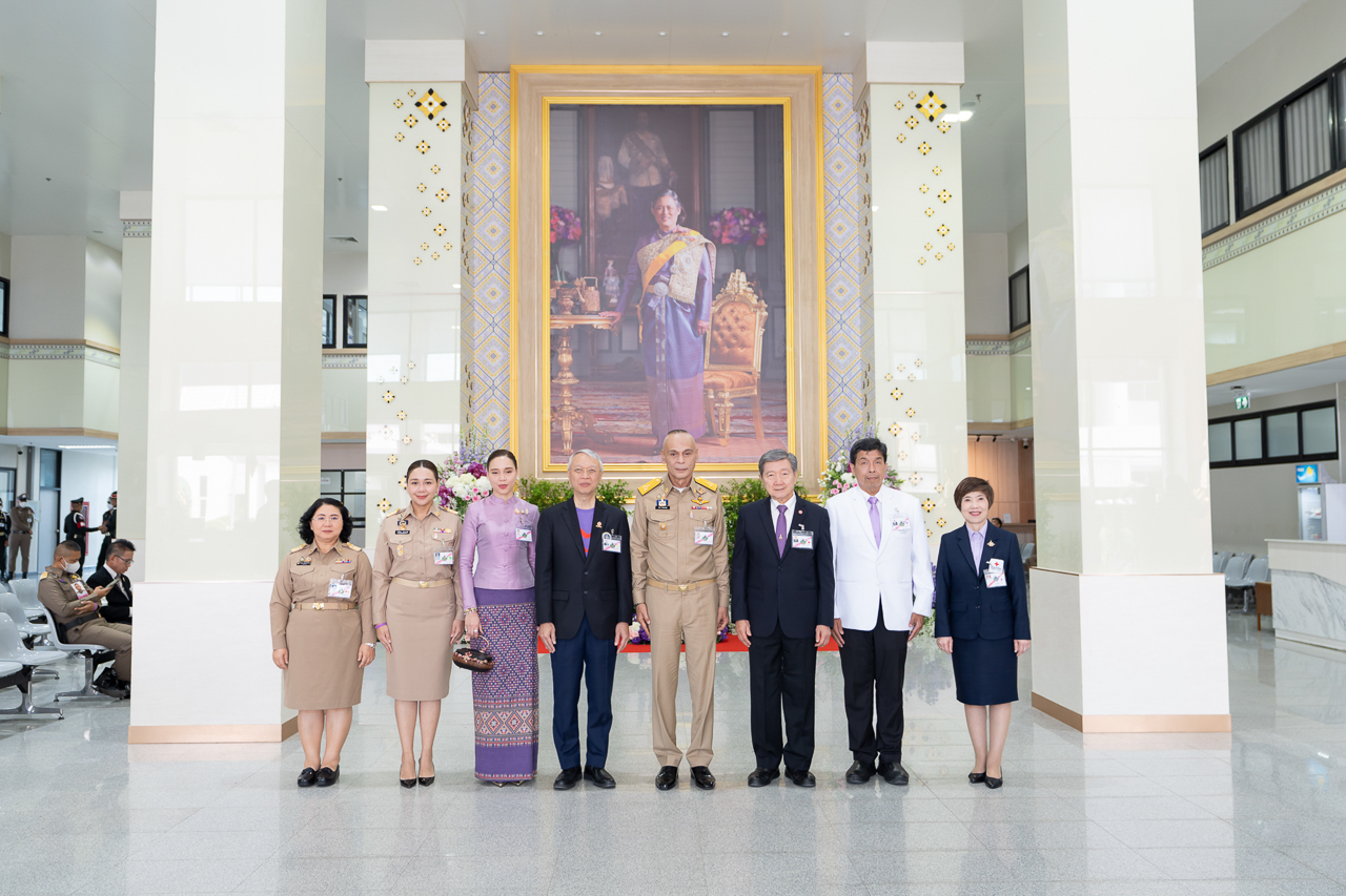 สมเด็จพระกนิษฐาธิราชเจ้า กรมสมเด็จพระเทพรัตนราชสุดา ฯ สยามบรมราชกุมารี เสด็จพระราชดำเนินไปอาคารเจ้าฟ้ามหาจักรีสิรินธร โรงพยาบาลอุทัยธานี อำเภอเมือง จังหวัดอุทัยธานี ทอดพระเนตรการดำเนินงานโครงการเฉลิมพระเกียรติฯ