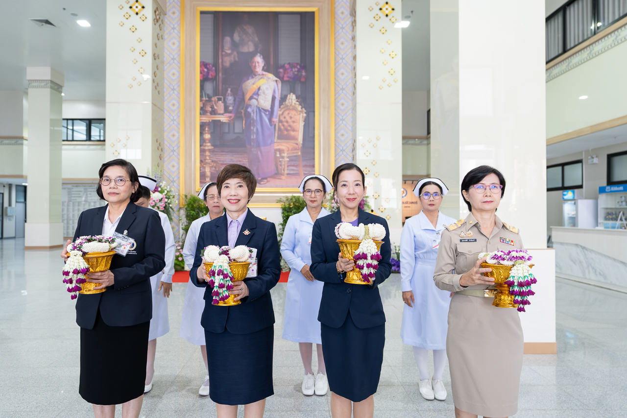 สมเด็จพระกนิษฐาธิราชเจ้า กรมสมเด็จพระเทพรัตนราชสุดา ฯ สยามบรมราชกุมารี เสด็จพระราชดำเนินไปอาคารเจ้าฟ้ามหาจักรีสิรินธร โรงพยาบาลอุทัยธานี อำเภอเมือง จังหวัดอุทัยธานี ทอดพระเนตรการดำเนินงานโครงการเฉลิมพระเกียรติฯ