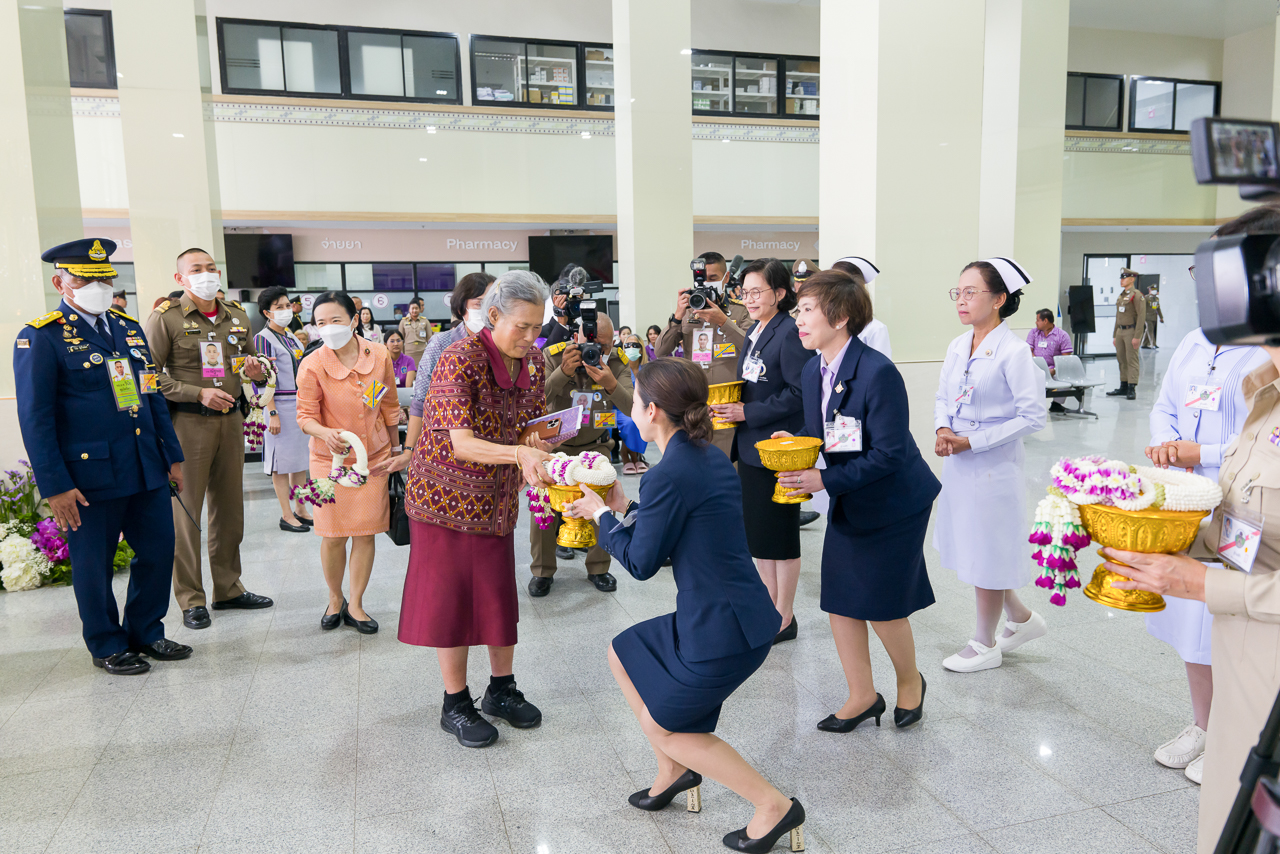 สมเด็จพระกนิษฐาธิราชเจ้า กรมสมเด็จพระเทพรัตนราชสุดา ฯ สยามบรมราชกุมารี เสด็จพระราชดำเนินไปอาคารเจ้าฟ้ามหาจักรีสิรินธร โรงพยาบาลอุทัยธานี อำเภอเมือง จังหวัดอุทัยธานี ทอดพระเนตรการดำเนินงานโครงการเฉลิมพระเกียรติฯ