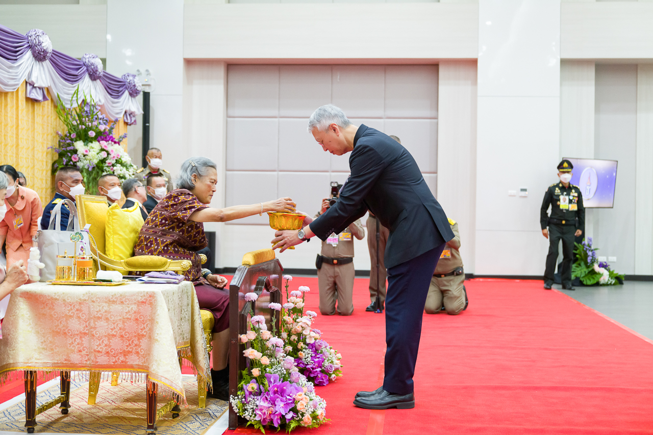สมเด็จพระกนิษฐาธิราชเจ้า กรมสมเด็จพระเทพรัตนราชสุดา ฯ สยามบรมราชกุมารี เสด็จพระราชดำเนินไปอาคารเจ้าฟ้ามหาจักรีสิรินธร โรงพยาบาลอุทัยธานี อำเภอเมือง จังหวัดอุทัยธานี ทอดพระเนตรการดำเนินงานโครงการเฉลิมพระเกียรติฯ