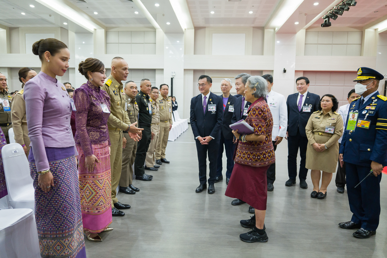 สมเด็จพระกนิษฐาธิราชเจ้า กรมสมเด็จพระเทพรัตนราชสุดา ฯ สยามบรมราชกุมารี เสด็จพระราชดำเนินไปอาคารเจ้าฟ้ามหาจักรีสิรินธร โรงพยาบาลอุทัยธานี อำเภอเมือง จังหวัดอุทัยธานี ทอดพระเนตรการดำเนินงานโครงการเฉลิมพระเกียรติฯ