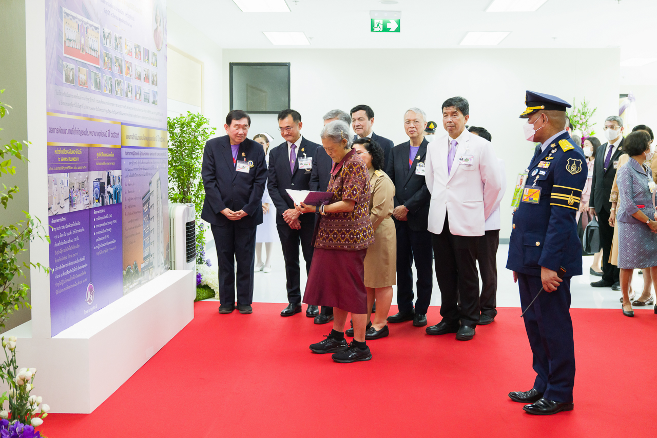สมเด็จพระกนิษฐาธิราชเจ้า กรมสมเด็จพระเทพรัตนราชสุดา ฯ สยามบรมราชกุมารี เสด็จพระราชดำเนินไปอาคารเจ้าฟ้ามหาจักรีสิรินธร โรงพยาบาลอุทัยธานี อำเภอเมือง จังหวัดอุทัยธานี ทอดพระเนตรการดำเนินงานโครงการเฉลิมพระเกียรติฯ