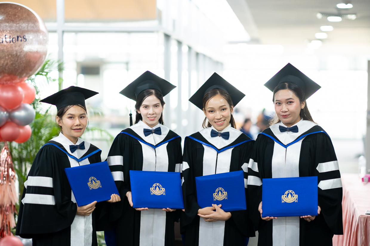 งานอวยพรบัณฑิตศึกษา แก่ผู้สำเร็จการศึกษาประจำปี 2567 งานอวยพรบัณฑิตศึกษา แก่ผู้สำเร็จการศึกษาประจำปี 2567