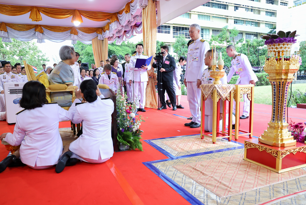 สมเด็จพระกนิษฐาธิราชเจ้า กรมสมเด็จพระเทพรัตนราชสุดา ฯ สยามบรมราชกุมารีเสด็จพระราชดำเนินไปทรงเปิดป้ายชื่ออาคาร “ศรีนครินทราภิบาล” ณ โรงเรียนพยาบาลรามาธิบดี คณะแพทยศาสตร์โรงพยาบาลรามาธิบดี มหาวิทยาลัยมหิดล ศาลายา สมเด็จพระกนิษฐาธิราชเจ้า กรมสมเด็จพระเทพรัตนราชสุดา ฯ สยามบรมราชกุมารีเสด็จพระราชดำเนินไปทรงเปิดป้ายชื่ออาคาร “ศรีนครินทราภิบาล” ณ โรงเรียนพยาบาลรามาธิบดี คณะแพทยศาสตร์โรงพยาบาลรามาธิบดี มหาวิทยาลัยมหิดล ศาลายา