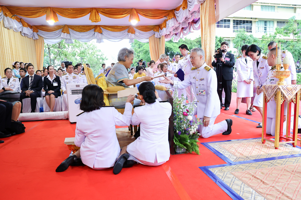 สมเด็จพระกนิษฐาธิราชเจ้า กรมสมเด็จพระเทพรัตนราชสุดา ฯ สยามบรมราชกุมารีเสด็จพระราชดำเนินไปทรงเปิดป้ายชื่ออาคาร “ศรีนครินทราภิบาล” ณ โรงเรียนพยาบาลรามาธิบดี คณะแพทยศาสตร์โรงพยาบาลรามาธิบดี มหาวิทยาลัยมหิดล ศาลายา สมเด็จพระกนิษฐาธิราชเจ้า กรมสมเด็จพระเทพรัตนราชสุดา ฯ สยามบรมราชกุมารีเสด็จพระราชดำเนินไปทรงเปิดป้ายชื่ออาคาร “ศรีนครินทราภิบาล” ณ โรงเรียนพยาบาลรามาธิบดี คณะแพทยศาสตร์โรงพยาบาลรามาธิบดี มหาวิทยาลัยมหิดล ศาลายา