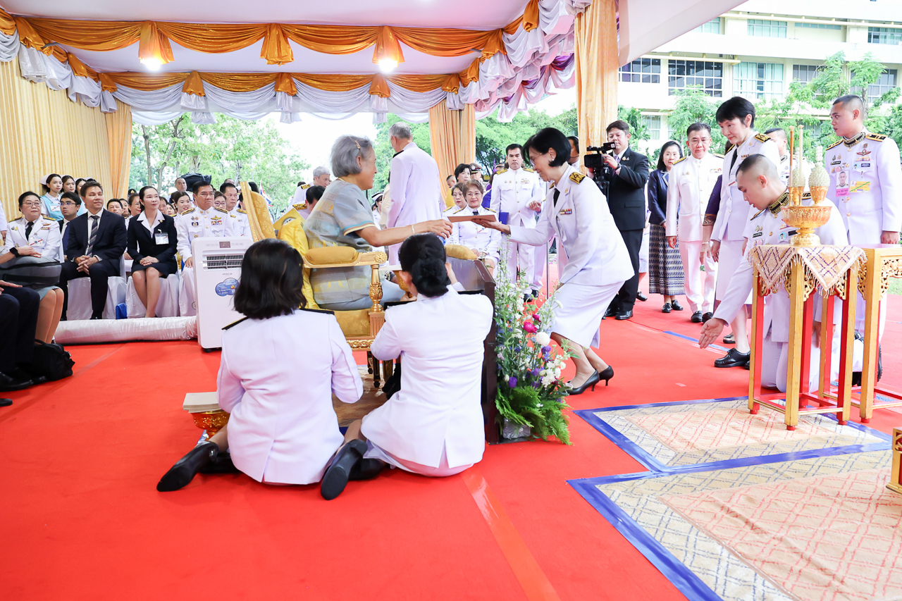 สมเด็จพระกนิษฐาธิราชเจ้า กรมสมเด็จพระเทพรัตนราชสุดา ฯ สยามบรมราชกุมารีเสด็จพระราชดำเนินไปทรงเปิดป้ายชื่ออาคาร “ศรีนครินทราภิบาล” ณ โรงเรียนพยาบาลรามาธิบดี คณะแพทยศาสตร์โรงพยาบาลรามาธิบดี มหาวิทยาลัยมหิดล ศาลายา สมเด็จพระกนิษฐาธิราชเจ้า กรมสมเด็จพระเทพรัตนราชสุดา ฯ สยามบรมราชกุมารีเสด็จพระราชดำเนินไปทรงเปิดป้ายชื่ออาคาร “ศรีนครินทราภิบาล” ณ โรงเรียนพยาบาลรามาธิบดี คณะแพทยศาสตร์โรงพยาบาลรามาธิบดี มหาวิทยาลัยมหิดล ศาลายา