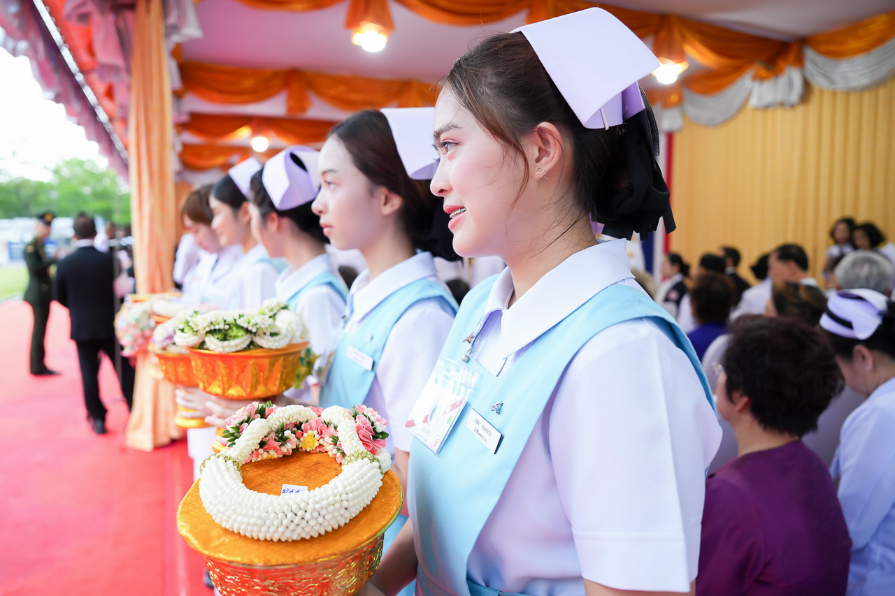 สมเด็จพระกนิษฐาธิราชเจ้า กรมสมเด็จพระเทพรัตนราชสุดา ฯ สยามบรมราชกุมารีเสด็จพระราชดำเนินไปทรงเปิดป้ายชื่ออาคาร “ศรีนครินทราภิบาล” ณ โรงเรียนพยาบาลรามาธิบดี คณะแพทยศาสตร์โรงพยาบาลรามาธิบดี มหาวิทยาลัยมหิดล ศาลายา สมเด็จพระกนิษฐาธิราชเจ้า กรมสมเด็จพระเทพรัตนราชสุดา ฯ สยามบรมราชกุมารีเสด็จพระราชดำเนินไปทรงเปิดป้ายชื่ออาคาร “ศรีนครินทราภิบาล” ณ โรงเรียนพยาบาลรามาธิบดี คณะแพทยศาสตร์โรงพยาบาลรามาธิบดี มหาวิทยาลัยมหิดล ศาลายา