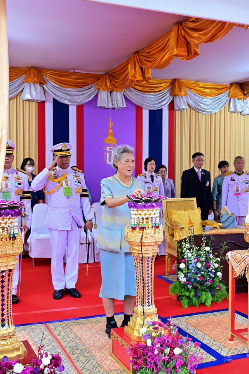 สมเด็จพระกนิษฐาธิราชเจ้า กรมสมเด็จพระเทพรัตนราชสุดา ฯ สยามบรมราชกุมารีเสด็จพระราชดำเนินไปทรงเปิดป้ายชื่ออาคาร “ศรีนครินทราภิบาล” ณ โรงเรียนพยาบาลรามาธิบดี คณะแพทยศาสตร์โรงพยาบาลรามาธิบดี มหาวิทยาลัยมหิดล ศาลายา สมเด็จพระกนิษฐาธิราชเจ้า กรมสมเด็จพระเทพรัตนราชสุดา ฯ สยามบรมราชกุมารีเสด็จพระราชดำเนินไปทรงเปิดป้ายชื่ออาคาร “ศรีนครินทราภิบาล” ณ โรงเรียนพยาบาลรามาธิบดี คณะแพทยศาสตร์โรงพยาบาลรามาธิบดี มหาวิทยาลัยมหิดล ศาลายา