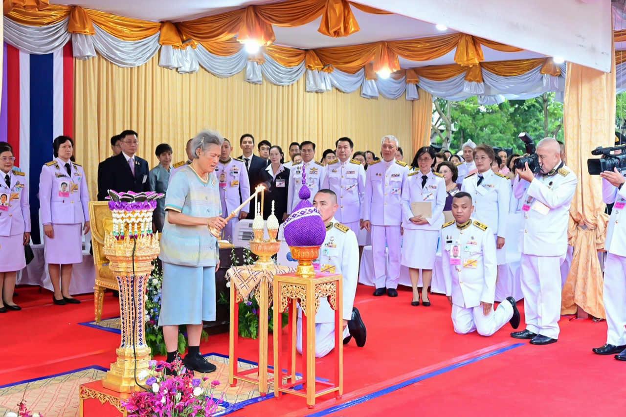 สมเด็จพระกนิษฐาธิราชเจ้า กรมสมเด็จพระเทพรัตนราชสุดา ฯ สยามบรมราชกุมารีเสด็จพระราชดำเนินไปทรงเปิดป้ายชื่ออาคาร “ศรีนครินทราภิบาล” ณ โรงเรียนพยาบาลรามาธิบดี คณะแพทยศาสตร์โรงพยาบาลรามาธิบดี มหาวิทยาลัยมหิดล ศาลายา สมเด็จพระกนิษฐาธิราชเจ้า กรมสมเด็จพระเทพรัตนราชสุดา ฯ สยามบรมราชกุมารีเสด็จพระราชดำเนินไปทรงเปิดป้ายชื่ออาคาร “ศรีนครินทราภิบาล” ณ โรงเรียนพยาบาลรามาธิบดี คณะแพทยศาสตร์โรงพยาบาลรามาธิบดี มหาวิทยาลัยมหิดล ศาลายา