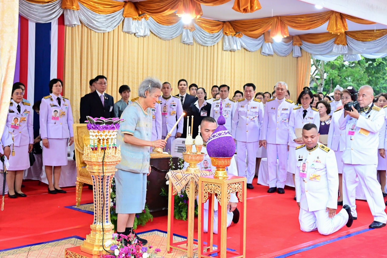 สมเด็จพระกนิษฐาธิราชเจ้า กรมสมเด็จพระเทพรัตนราชสุดา ฯ สยามบรมราชกุมารีเสด็จพระราชดำเนินไปทรงเปิดป้ายชื่ออาคาร “ศรีนครินทราภิบาล” ณ โรงเรียนพยาบาลรามาธิบดี คณะแพทยศาสตร์โรงพยาบาลรามาธิบดี มหาวิทยาลัยมหิดล ศาลายา สมเด็จพระกนิษฐาธิราชเจ้า กรมสมเด็จพระเทพรัตนราชสุดา ฯ สยามบรมราชกุมารีเสด็จพระราชดำเนินไปทรงเปิดป้ายชื่ออาคาร “ศรีนครินทราภิบาล” ณ โรงเรียนพยาบาลรามาธิบดี คณะแพทยศาสตร์โรงพยาบาลรามาธิบดี มหาวิทยาลัยมหิดล ศาลายา