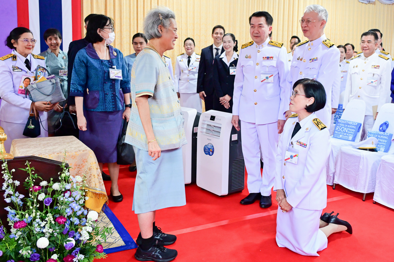 สมเด็จพระกนิษฐาธิราชเจ้า กรมสมเด็จพระเทพรัตนราชสุดา ฯ สยามบรมราชกุมารีเสด็จพระราชดำเนินไปทรงเปิดป้ายชื่ออาคาร “ศรีนครินทราภิบาล” ณ โรงเรียนพยาบาลรามาธิบดี คณะแพทยศาสตร์โรงพยาบาลรามาธิบดี มหาวิทยาลัยมหิดล ศาลายา สมเด็จพระกนิษฐาธิราชเจ้า กรมสมเด็จพระเทพรัตนราชสุดา ฯ สยามบรมราชกุมารีเสด็จพระราชดำเนินไปทรงเปิดป้ายชื่ออาคาร “ศรีนครินทราภิบาล” ณ โรงเรียนพยาบาลรามาธิบดี คณะแพทยศาสตร์โรงพยาบาลรามาธิบดี มหาวิทยาลัยมหิดล ศาลายา