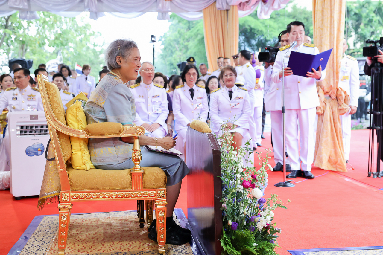 สมเด็จพระกนิษฐาธิราชเจ้า กรมสมเด็จพระเทพรัตนราชสุดา ฯ สยามบรมราชกุมารีเสด็จพระราชดำเนินไปทรงเปิดป้ายชื่ออาคาร “ศรีนครินทราภิบาล” ณ โรงเรียนพยาบาลรามาธิบดี คณะแพทยศาสตร์โรงพยาบาลรามาธิบดี มหาวิทยาลัยมหิดล ศาลายา สมเด็จพระกนิษฐาธิราชเจ้า กรมสมเด็จพระเทพรัตนราชสุดา ฯ สยามบรมราชกุมารีเสด็จพระราชดำเนินไปทรงเปิดป้ายชื่ออาคาร “ศรีนครินทราภิบาล” ณ โรงเรียนพยาบาลรามาธิบดี คณะแพทยศาสตร์โรงพยาบาลรามาธิบดี มหาวิทยาลัยมหิดล ศาลายา