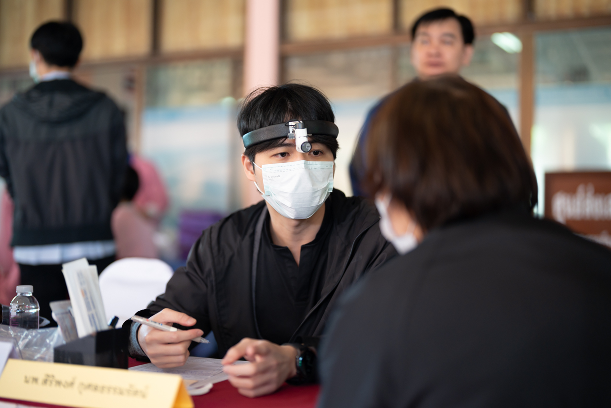 คณะแพทยศาสตร์โรงพยาบาลรามาธิบดี มหาวิทยาลัยมหิดล ร่วมกับสำนักงานองคมนตรี ออกหน่วยแพทย์เคลื่อนที่ ในโครงการ “สืบสานพระราชปณิธาน” ครั้งที่ 21 จ.ลำปาง