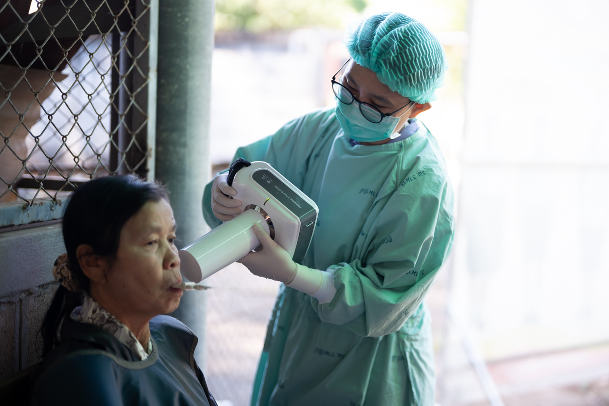 คณะแพทยศาสตร์โรงพยาบาลรามาธิบดี มหาวิทยาลัยมหิดล ร่วมกับสำนักงานองคมนตรี ออกหน่วยแพทย์เคลื่อนที่ ในโครงการ “สืบสานพระราชปณิธาน” ครั้งที่ 21 จ.ลำปาง