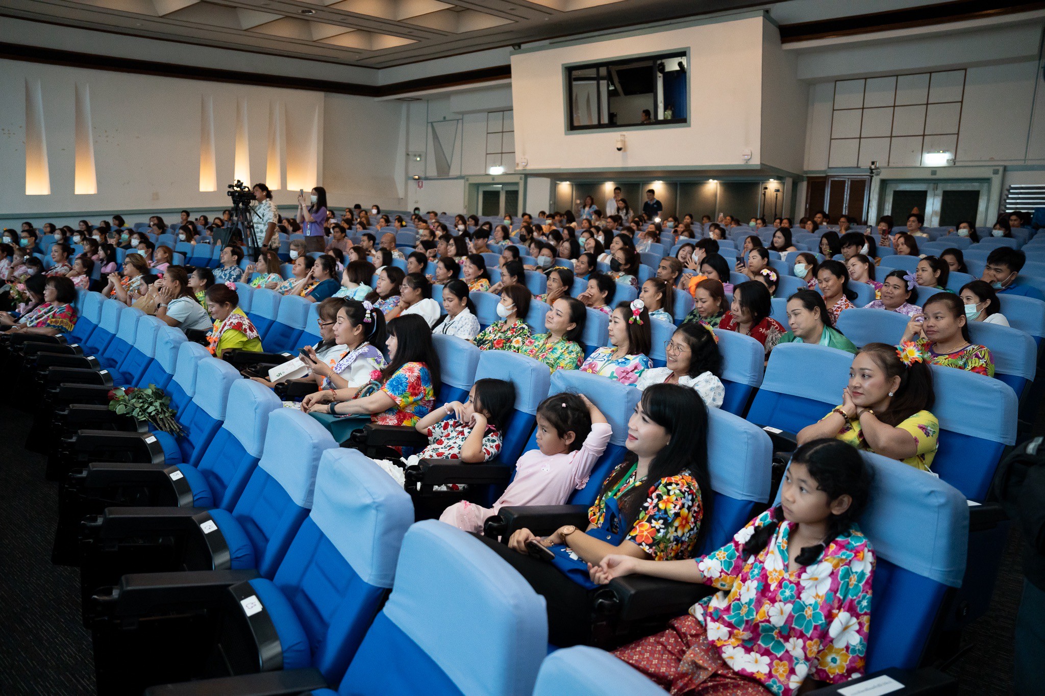 ประกวดเทพีสงกรานต์และหนุ่มลอยชาย รอบชิงชนะเลิศ ประกวดเทพีสงกรานต์และหนุ่มลอยชาย รอบชิงชนะเลิศ