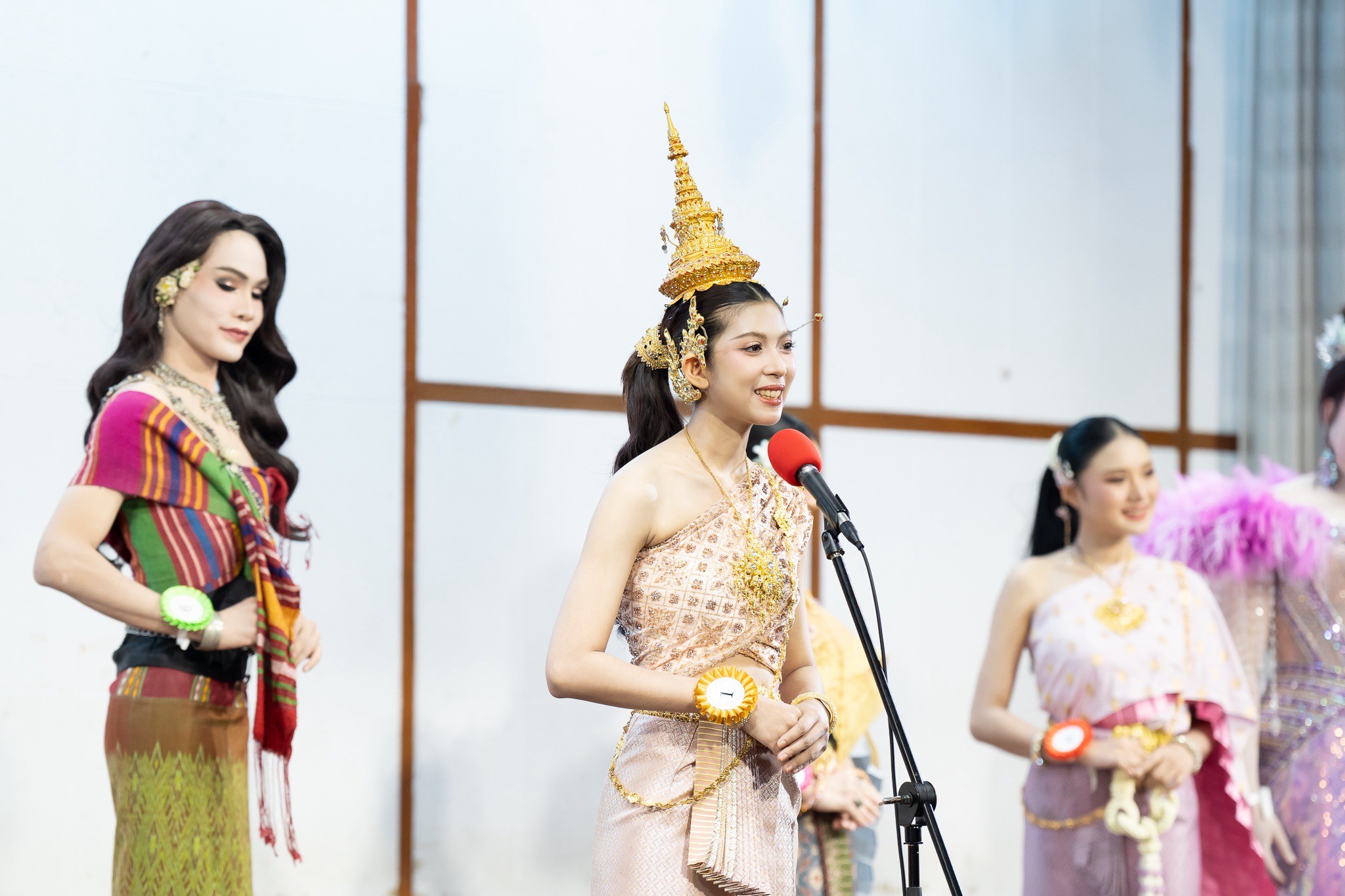 ประกวดเทพีสงกรานต์และหนุ่มลอยชาย รอบชิงชนะเลิศ ประกวดเทพีสงกรานต์และหนุ่มลอยชาย รอบชิงชนะเลิศ