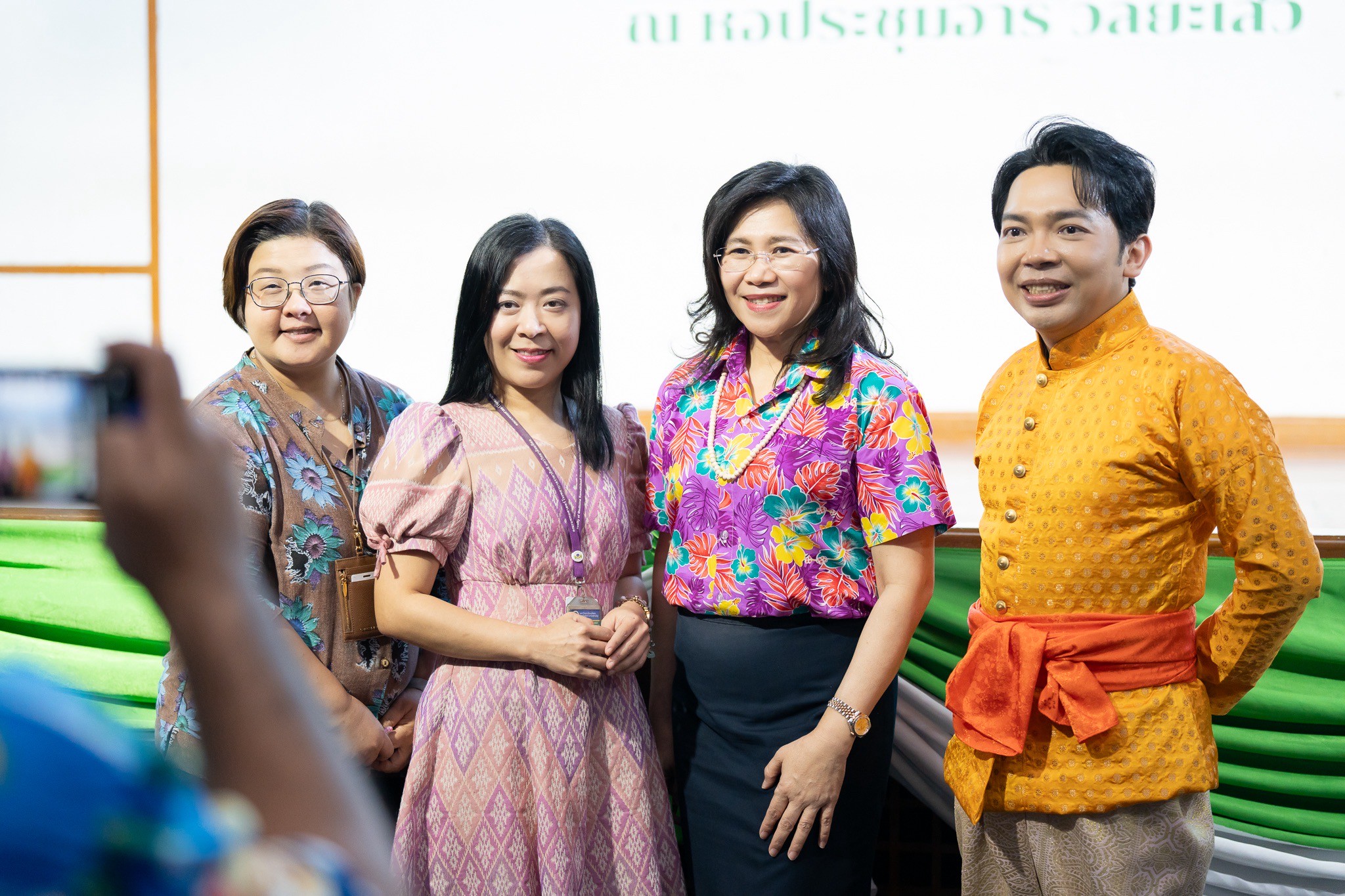 ประกวดเทพีสงกรานต์และหนุ่มลอยชาย รอบชิงชนะเลิศ ประกวดเทพีสงกรานต์และหนุ่มลอยชาย รอบชิงชนะเลิศ