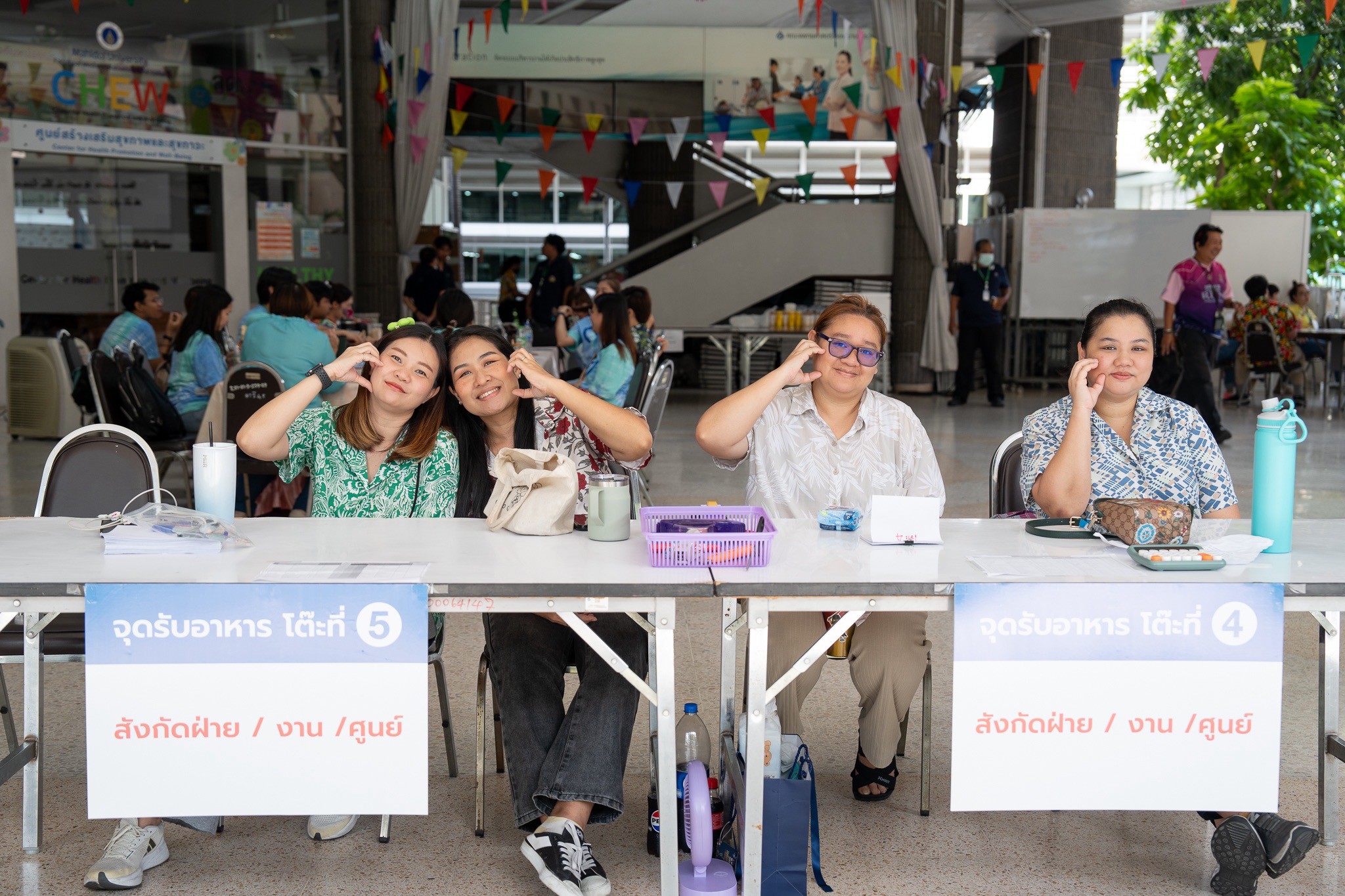 คณะผู้บริหารคณะฯ ให้กำลังใจและมอบอาหารแก่บุคลากรรามาธิบดีที่ปฏิบัติงานวันหยุด เนื่องในเทศกาลสงกรานต์ ประจำปี 2568 คณะผู้บริหารคณะฯ ให้กำลังใจและมอบอาหารแก่บุคลากรรามาธิบดีที่ปฏิบัติงานวันหยุด เนื่องในเทศกาลสงกรานต์ ประจำปี 2568