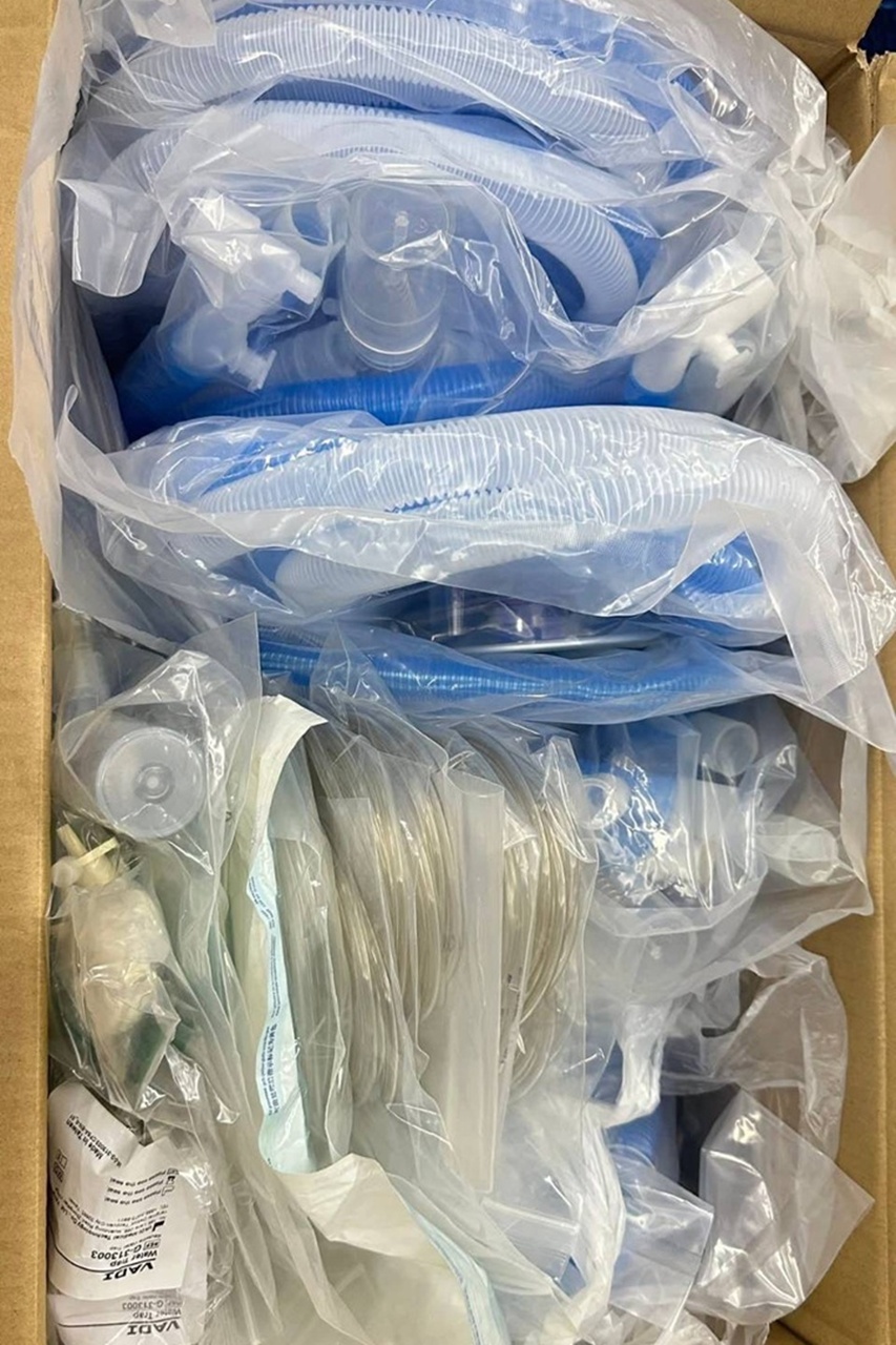 จากวิกฤตน้ำท่วมจังหวัดสงขลา ส่งผลให้โรงพยาบาลสงขลานครินทร์ ต้องรับผู้ป่วยหนักจากโรงพยาบาลหาดใหญ่ และกำลังเผชิญปัญหาขาดแคลนเครื่องช่วยหายใจสำหรับผู้ป่วยเด็ก แต่เครื่องถูกน้ำท่วมและเสียหายเกือบทั้งหมด