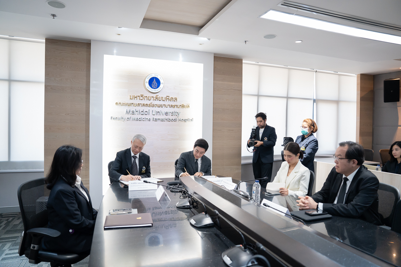 พิธีลงนามบันทึกข้อตกลงความร่วมมือทางวิชาการ เรื่อง การจัดการโลจิสติกส์และโซ่อุปทานสำหรับอาคารโรงพยาบาลรามาธิบดีและย่านนวัตกรรมโยธี ระหว่าง คณะแพทยศาสตร์โรงพยาบาลรามาธิบดี มหาวิทยาลัยมหิดล และคณะวิศวกรรมศาสตร์ มหาวิทยาลัยมหิดล