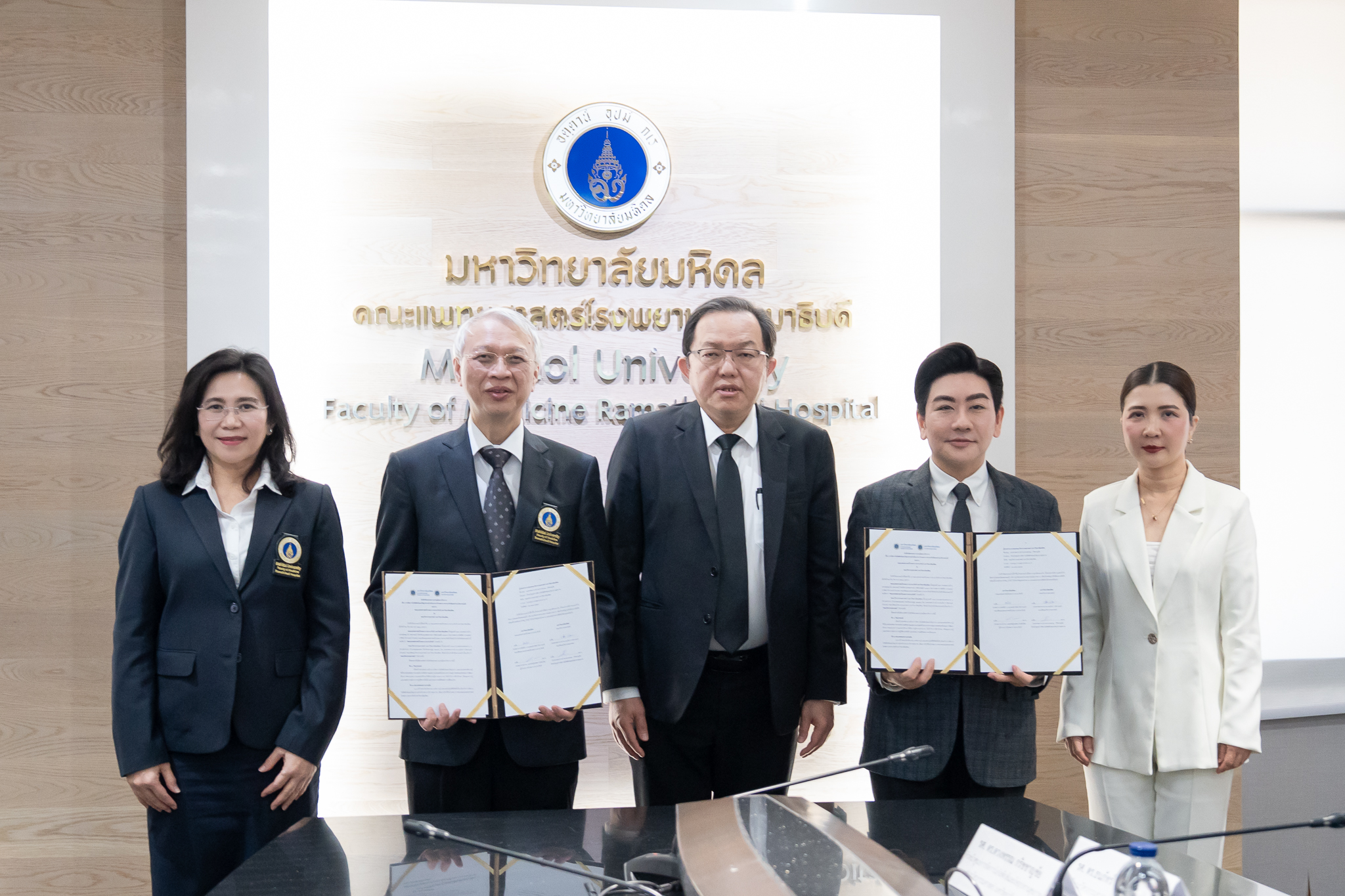 พิธีลงนามบันทึกข้อตกลงความร่วมมือทางวิชาการ เรื่อง การจัดการโลจิสติกส์และโซ่อุปทานสำหรับอาคารโรงพยาบาลรามาธิบดีและย่านนวัตกรรมโยธี ระหว่าง คณะแพทยศาสตร์โรงพยาบาลรามาธิบดี มหาวิทยาลัยมหิดล และคณะวิศวกรรมศาสตร์ มหาวิทยาลัยมหิดล