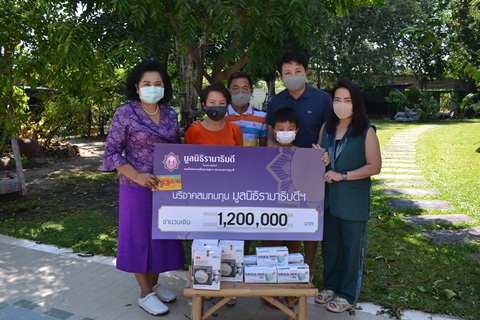 คุณพรพรรณ อ่อนอรรถ และครอบครัว มอบเงินบริจาคเงินแก่มูลนิธิรามาธิบดีฯ ช่วยเหลือผู้ป่วย COVID-19