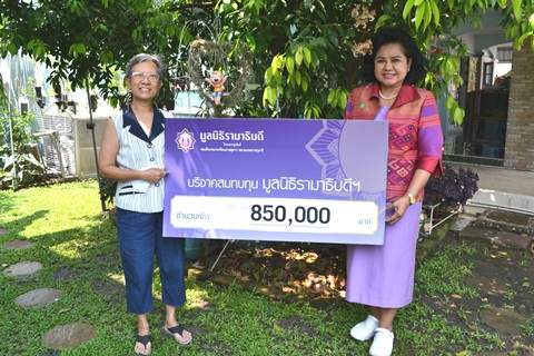 คุณสิรนุช อาจวนิชกุล มอบเงินบริจาคเงินแก่มูลนิธิรามาธิบดีฯ ช่วยเหลือผู้ป่วย COVID-19