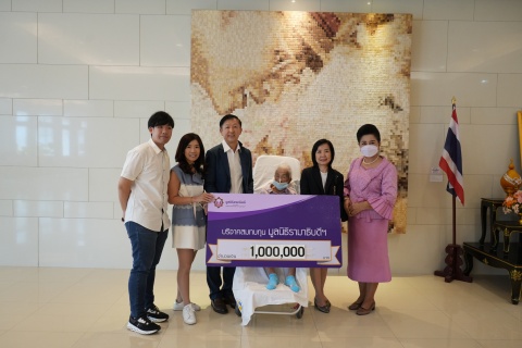 คุณอดิศร อาศิรกานต์และครอบครัว บริจาคเงินแก่มูลนิธิรามาธิบดีฯ