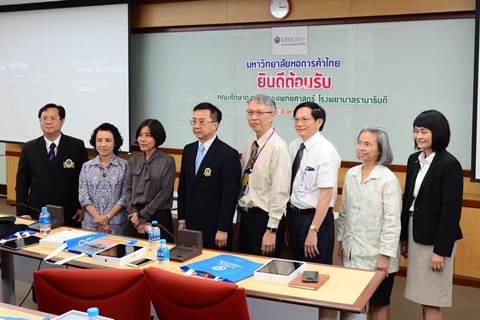 ทีมผู้บริหารและอาจารย์แพทย์ไปศึกษาดูงานเทคโนโลยีสารสนเทศด้านการศึกษา มหาวิทยาลัยหอการค้าไทย