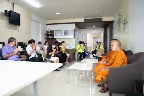 ฝ่ายทันตกรรม โรงพยาบาลรามาธิบดี ถวายเพลแด่พระราชโพธิวิเทศวัชรสุธี เจ้าอาวาสวัดไทยลุมพินี