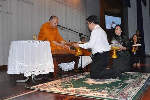 ธรรมบรรยายและทอดผ้าป่า